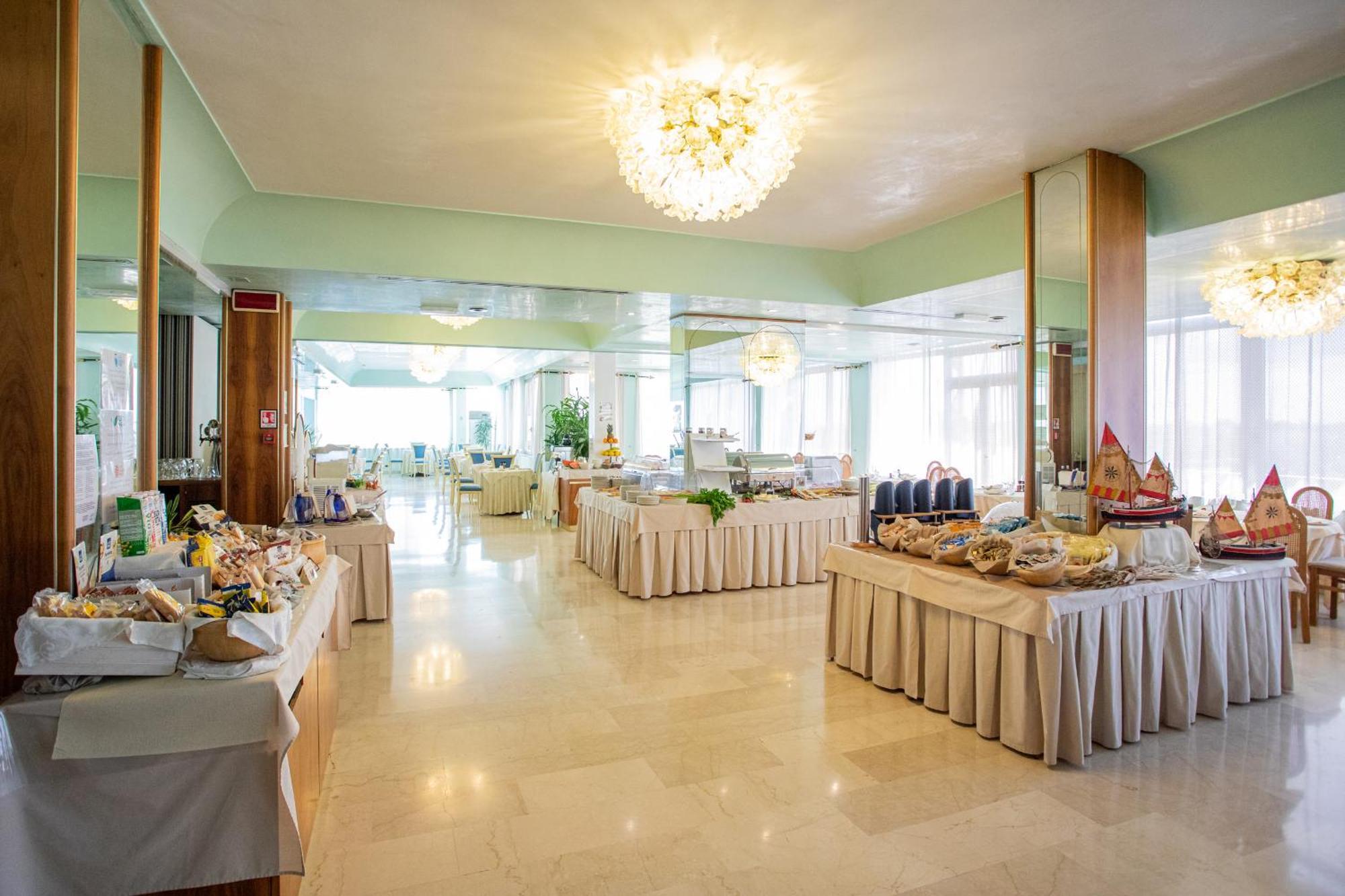 Hotel Bristol ซอตโตมารีนา ภายนอก รูปภาพ