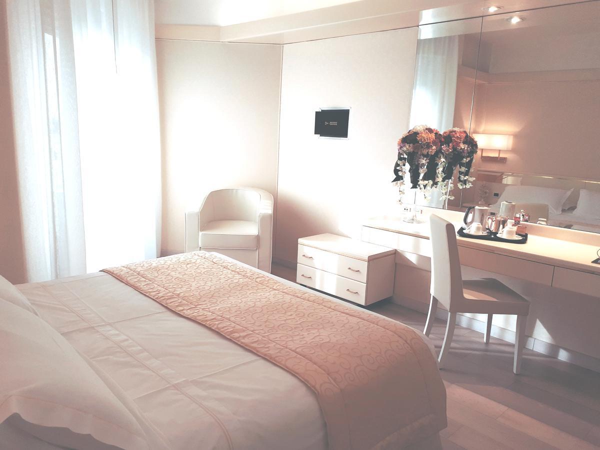 Hotel Bristol ซอตโตมารีนา ภายนอก รูปภาพ