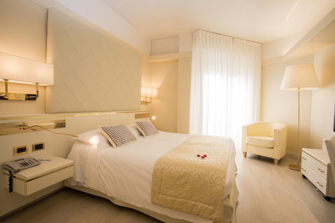 Hotel Bristol ซอตโตมารีนา ภายนอก รูปภาพ